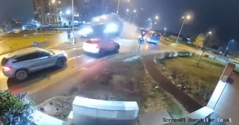 “Mercedes” iki avtomobilin üzərindən uçdu “Kiberpank” effektli qeyri adi qəza VİDEO