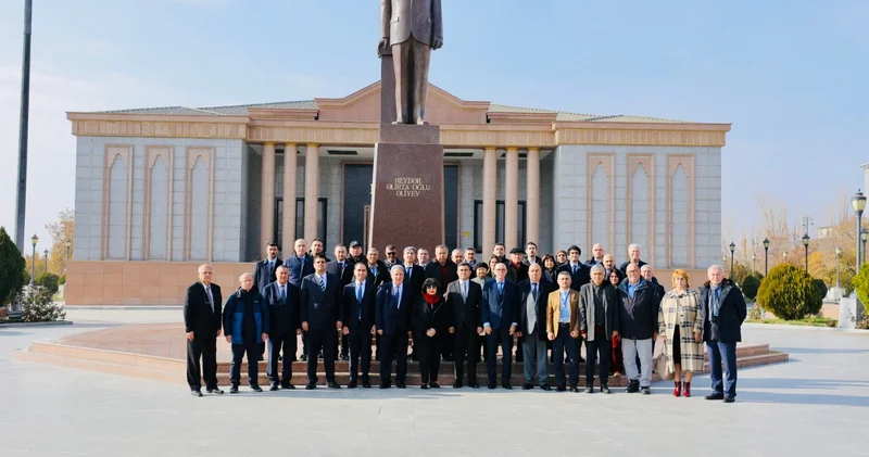 Yubiley tədbirinin iştirakçıları Naxçıvanda Ümummilli Liderin abidəsini ziyarət edib