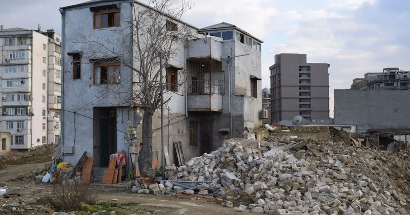 Güclü yağış “Sovetski”də fəsadlar törətdi Sökülən evlərə bitişik mənzilləri su basdı + FOTOLAR