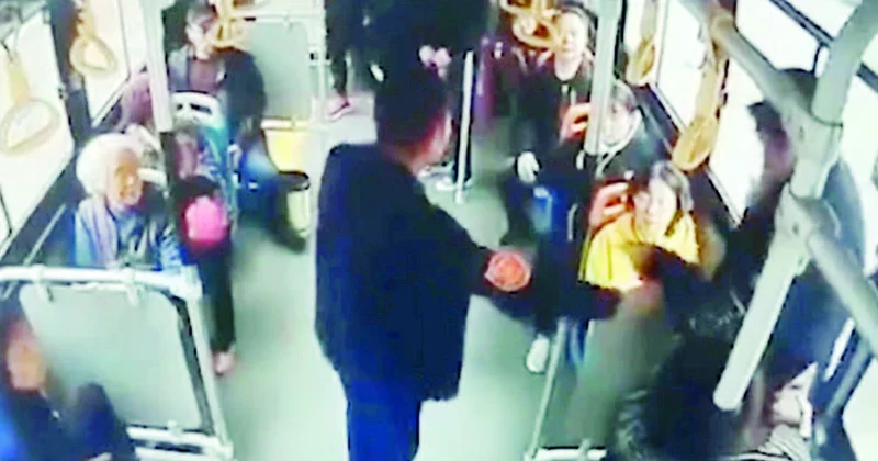 Bir axşam avtobusdan düşəndə...