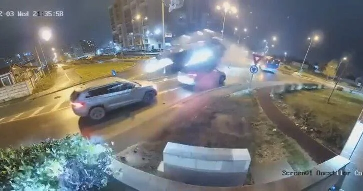 Такси пролетело через две машины ВИДЕО