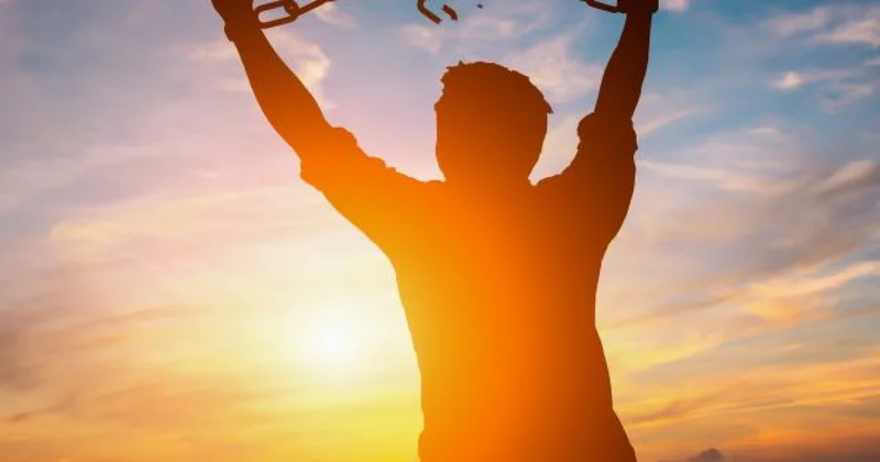 Оставаясь на свободе, мысленно жить в тюрьме судьба человека, как и судьба поколения