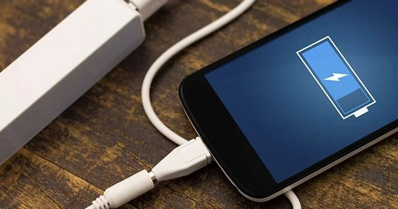 Telefon və kompüteri nəzarətsiz halda şəbəkəyə qoşulu saxlamayın! Video