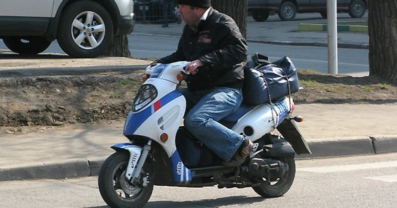 В Азербайджане вводят штрафы за езду на мопеде без шлема