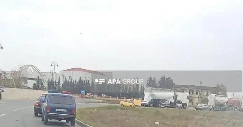 Biləsuvarda minik avtomobili yük maşınına çırpılıb, 4 nəfər xəsarət alıb