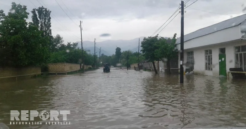 Qarlı havaya hazırlaşan Bakı yağışa təslim oldu Video
