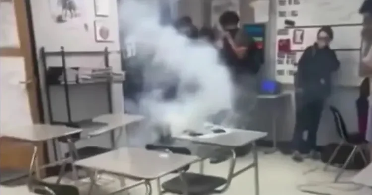 Bu məktəbdə 10 şagird tüstüdən zəhərləndi, xəstəxanalıq oldu RƏSMİ AÇIQLAMA