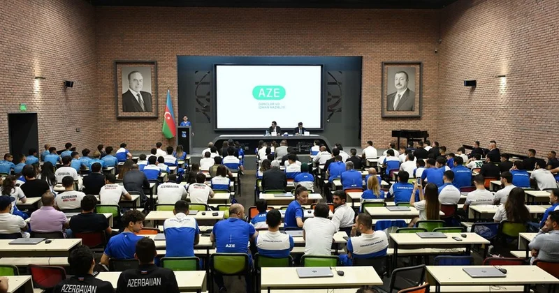 Nazir idmançılarla görüşdü