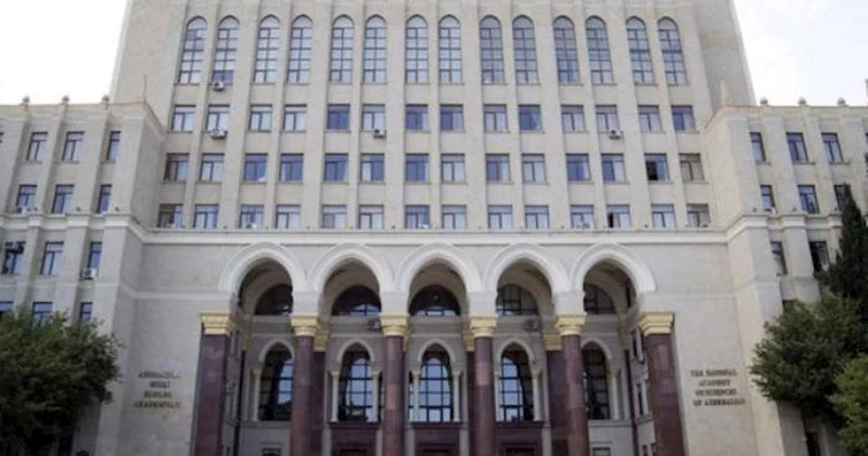 AMEA da aşan ağac girişi bağladı: İsa Həbibbəyli binaya daxil ola bilmədi FOTO