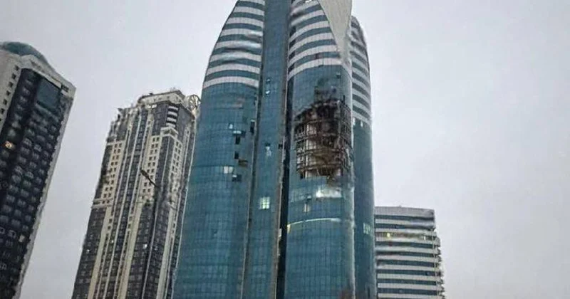 Qroznıda biznes mərkəzi vuruldu FOTO