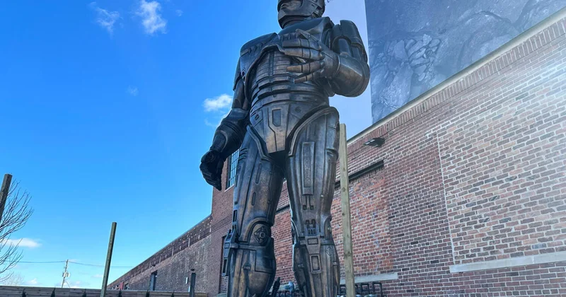 В США установили бронзовую статую Робокопа