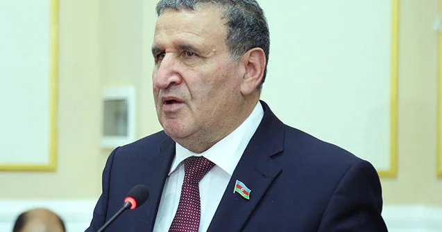 İsa Həbibbəyli AMEA nın binasına daxil ola bilmədi FOTO