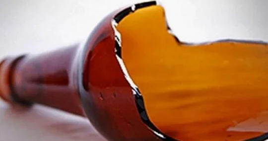 Butulka ilə 14 yaşlı oğlana xəsarət yetirdi