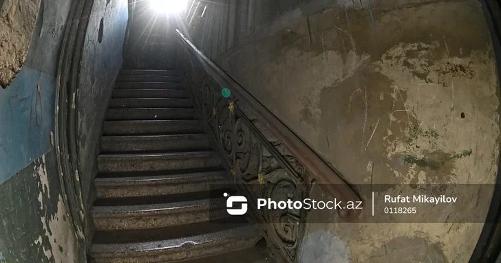 Аварийное здание в Баку: жители живут в страхе, снос задерживается из за разногласий по компенсации