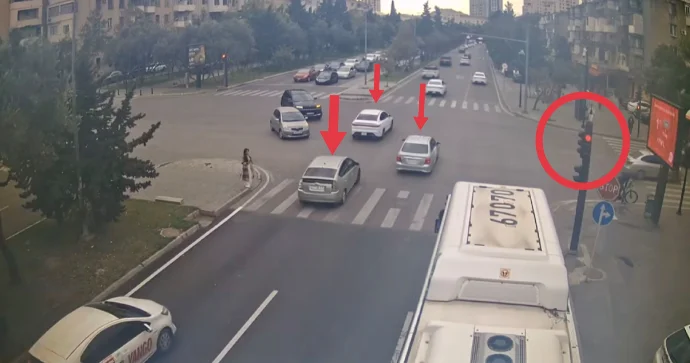Svetofor görünmədiyi üçün sürücülər qırmızı işıqda hərəkət edirlər: Çıxış yolu budur VİDEO