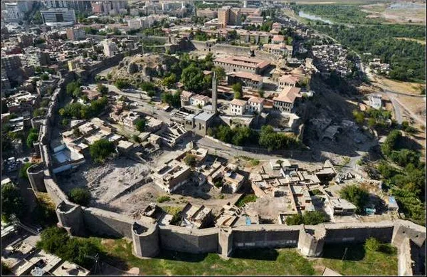 Şərqin əbədi incisi, daş kitabələri xatırladan və turistlərin heyranlıqla izlədiyi abidələrlə dolu Diyarbəkir