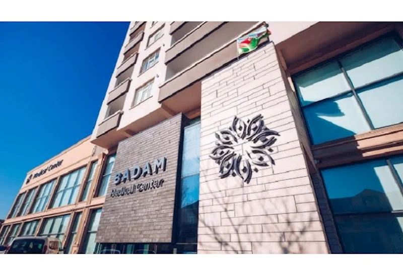 “Badam Medical Center”in cərrahı geyim reklam edir