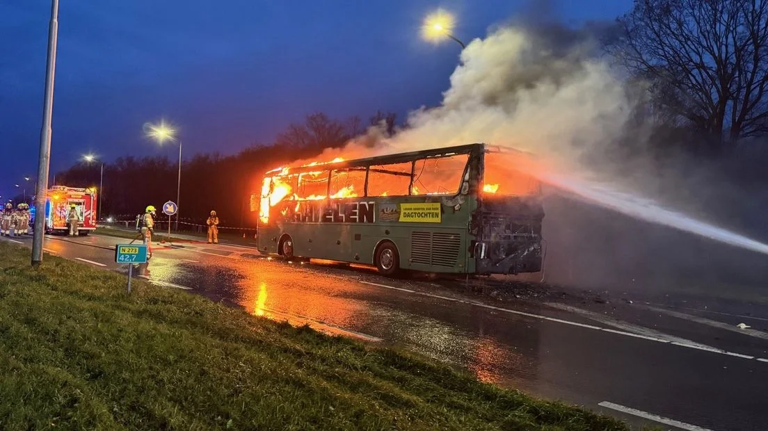 Məktəb avtobusu yolda ALIŞDI FOTO Yeni Çağ Media