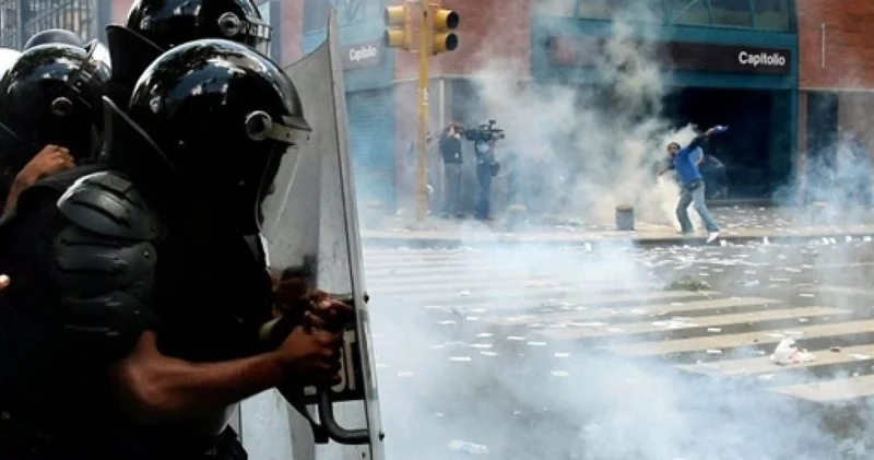 Venesuela paytaxtında yenidən partlayışlar və atəş səsləri eşidildi...