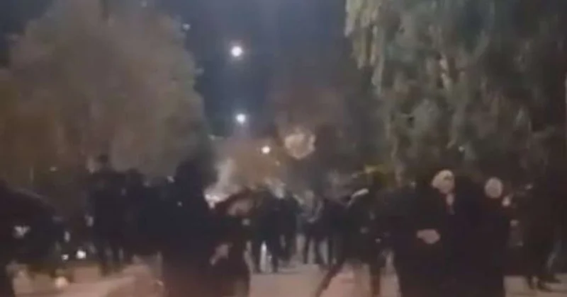 İranda etirazçı qadınlara divan tutuldu VİDEO