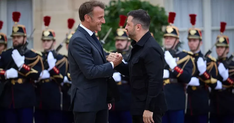 Зеленский прибыл в Париж