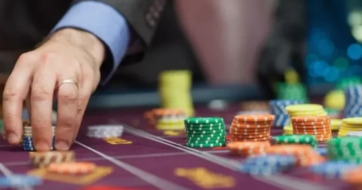 Onlayn qumar təşkil edən dəstənin məhkəməsi başladı