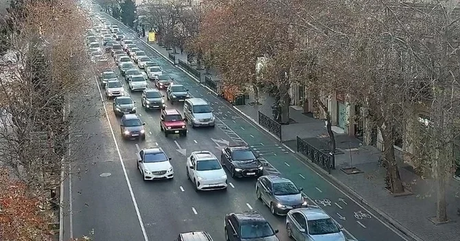 Bakının bir sıra yollarında tıxac yaranıb