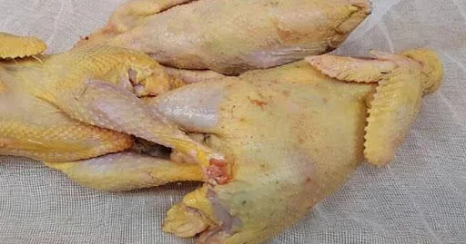 Xırdalanda sintetik maddə ilə rənglənən toyuqların satışının qarşısı alınıb