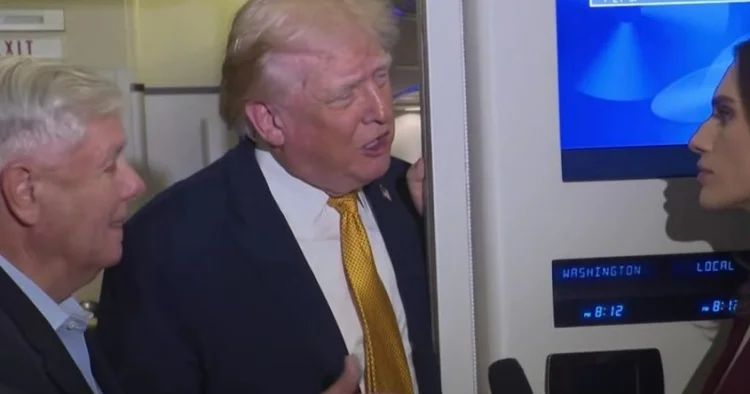 Tramp hər kəsi təhdid etməkdədir