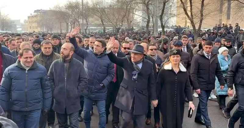 Paşinyan İrəvanda yürüşə çıxdı VİDEO