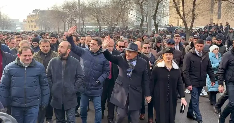 Пашинян возглавил крестный ход в Ереване Minval Politika