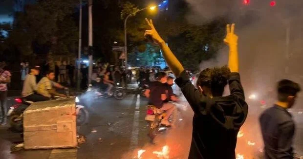 İranda etirazlar üsyana çevrilir: küçələr susmur, narazılıq 27 vilayəti bürüyür VİDEO