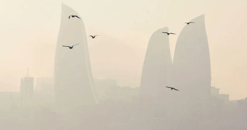 Göz gözü görmür: dumanlı Bakıdan VİDEO