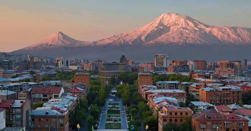 В Ереване стартовало шествие крестный ход во главе с Пашиняном