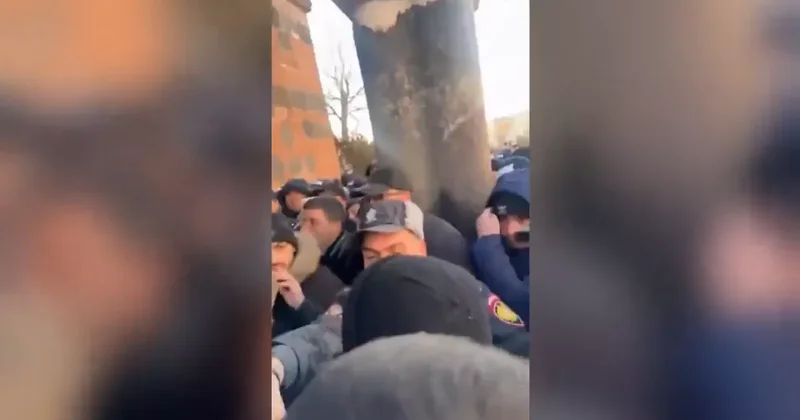 В Армении сторонники и противники Пашиняна подрались у входа в церковь ВИДЕО