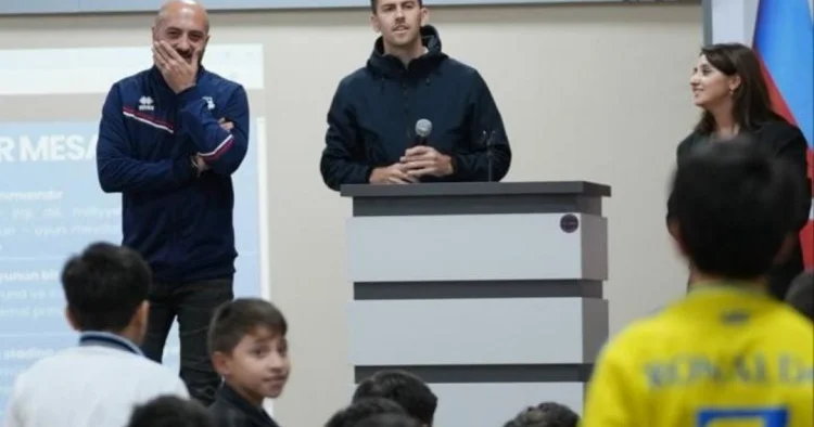 “İmişli”nin futbolçuları məktəblilərlə görüşdü