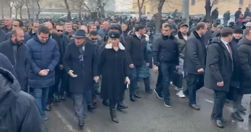 İrəvanda Paşinyanın başçılığı ilə yürüş keçirilir Video