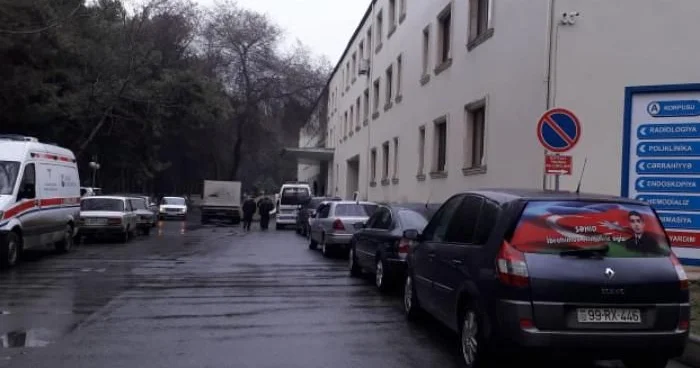 Müayinə üçün gələn xəstə dəhlizdə öldü