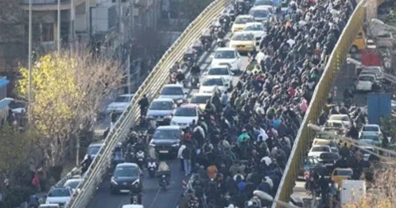 Tehranda gərginlik: Polislə toqquşmalar davam edir VİDEO