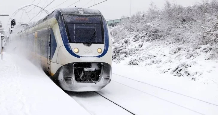 Замерзшие рельсы и отмененные авиарейсы: транспортный коллапс в Нидерландах