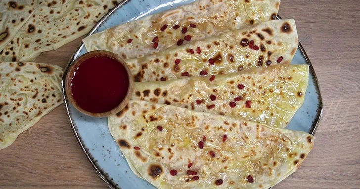 Пять манатов за штуку: в Азербайджане растёт популярность кутабов из верблюжьего мяса