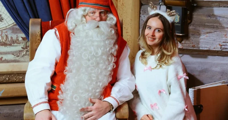 Азербайджанская тревел блогер Лейла Мамедова на встрече с Сантой ФОТО