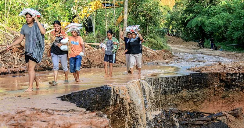 В Индонезии при наводнении погибли не менее 14 человек