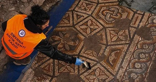 В центре Измира обнаружили редкую римскую мозаику с узлом Соломона