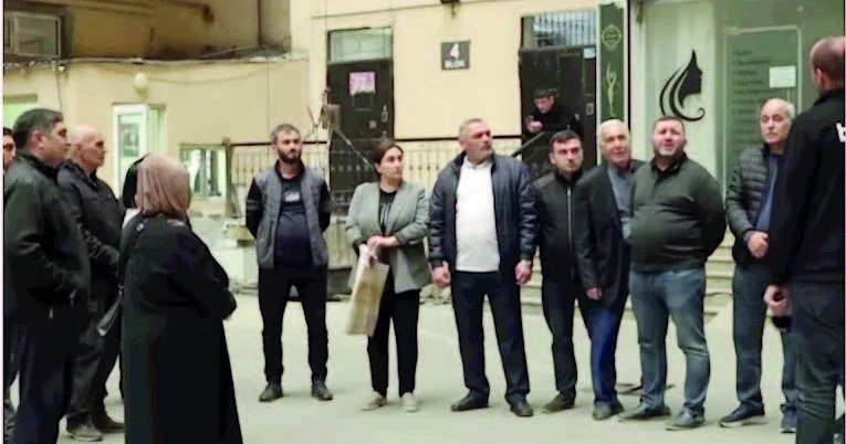 Ev tikənlər, yoxsa tifaq dağıdanlar?