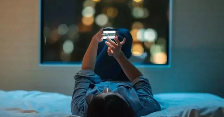 Milyonlarla telefonda eyni sistem var: O rəngli işıq sizi izləyir!