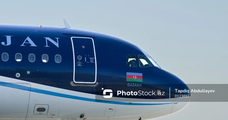 Экипаж AZAL предотвратил незаконное проникновение на борт самолета в Праге