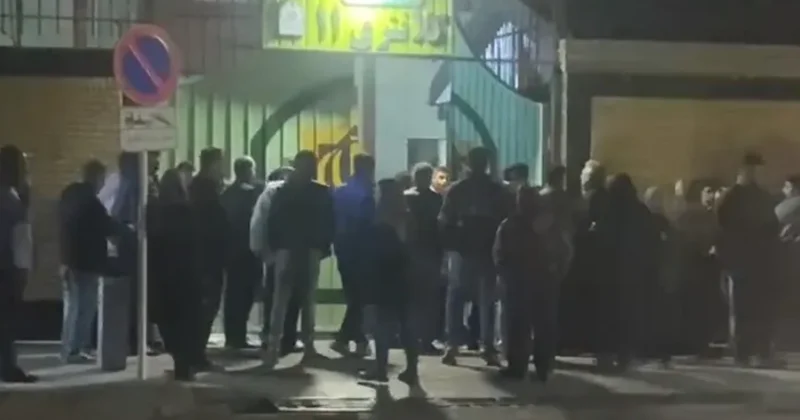 İranda saxlanılan etirazçıların ailələri güc strukturlarının binaları qarşısında toplaşıblar