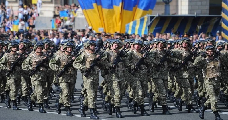 Макрон назвал численность армии, которая будет у Украины