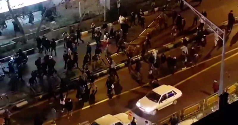 Протестующие захватили город Хоррамабад на западе Ирана ВИДЕО